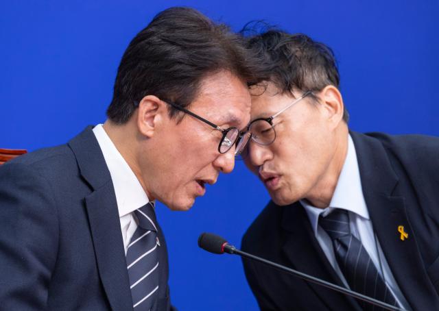 더불어민주당 김민석 대표왼쪽가 지난달 20일 국회에서 열린 개헌추진단 출범 기자간담회에 참석해 추진단 수석부단장인 박주민 의원과 대화하고 있다 사진연합뉴스