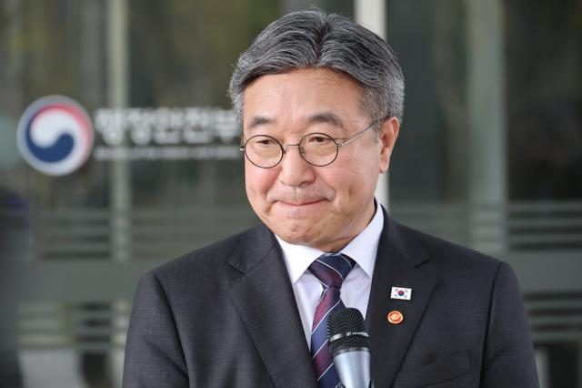 윤호중 행정안전부 장관이 12일 세종시 정부세종청사에서 임은정 광주지방중대범죄수사청장에 대한 감찰 지시와 관련해 취재진의 질문을 받으며 굳은 표정을 짓고 있다 사진연합뉴스