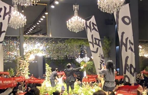 「内乱は李在明、裁判を受けろ」…韓国・富川で挙げられた「ユン・アゲイン結婚式」が話題