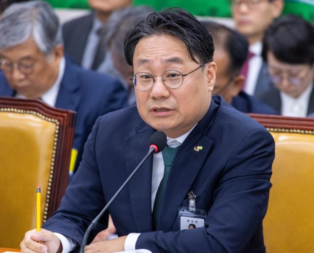 이성훈 한국토지주택공사LH 사장이 12일 국회에서 열린 국토교통위원회 국정감사에 출석해 의원 질의에 답하고 있다 사진연합뉴스