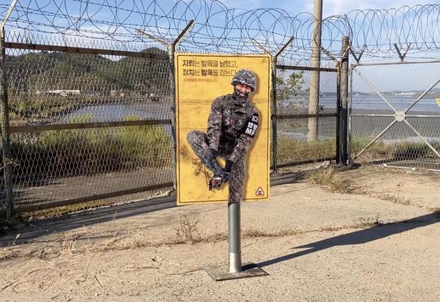 공익광고 전문가 이제석씨가 운영하는 이제석 광고연구소가 지난 10∼11일 경기 김포·파주 접경지역과 서울 용산공원 일대에서 지뢰 폭발 사고 이후 정치권의 대응을 비판하는 게릴라 공익광고 캠페인을 진행했다 사진이제석 광고연구소