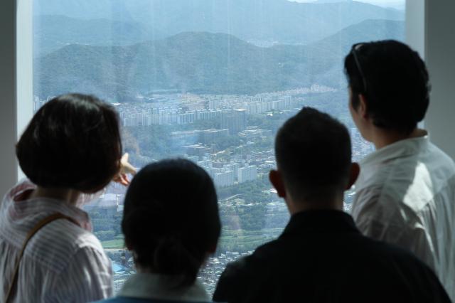 11일 서울 송파구 롯데월드타워 서울스카이에서 바라본 서울 도심 주택 단지 모습 260811유나현 기자 shootingajunewscom