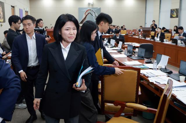 12일 국회 과학기술정보방송통신위원회에서 열린 방송미디어통신위원회 등에 대한 국정감사에서 과방위원장인 더불어민주당 송기헌 의원이 2026년도 국정감사 국민의힘 이진숙 의원 제척의 건을 의사일정에 추가하자 이 의원이 항의하며 회의실을 떠나고 있다 사진연합뉴스