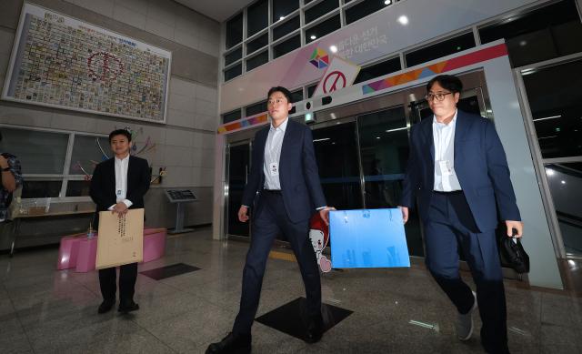 6·3 지방선거 투표용지 부족 사태를 규명할 이태한 선거관리위원회 특별검사팀이 본격적인 강제수사에 나선 지난달 17일 대구시선관위에서 특검팀이 압수 물품을 가지고 철수하고 있다 사진연합뉴스