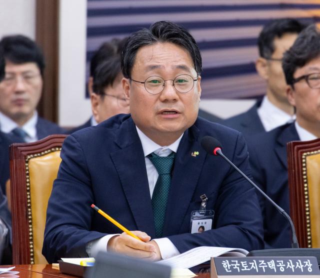 이성훈 한국토지주택공사LH 사장이 12일 국회에서 열린 국토교통위원회 국정감사에 출석해 LH의 부채 증가와 관련한 의원 질의에 답하고 있다 사진연합뉴스