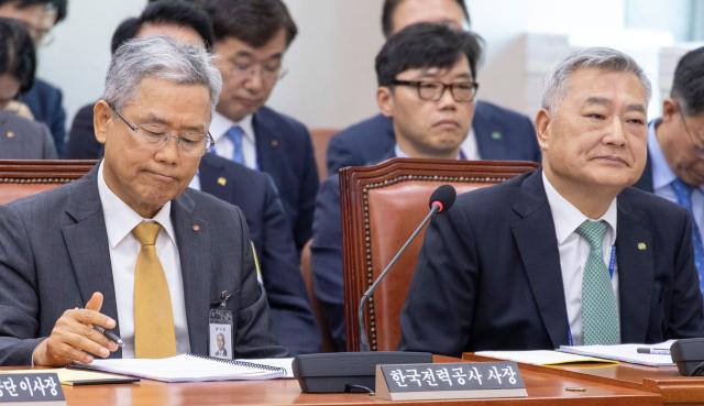 김동철 한국전력 사장왼쪽과 김회천 한국수력원자력 사장이 12일 국회에서 열린 산업통상자원중소벤처기업위원회 국정감사에서 출석해 있다 사진연합뉴스