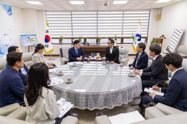 김재준 군산시장이 12일 군산시청을 방문한 프레드 정 미국 풀러턴시장 및 대표단과 만나 양 도시 간 교류 확대와 협력 방안을 논의하고 있다 사진군산시
