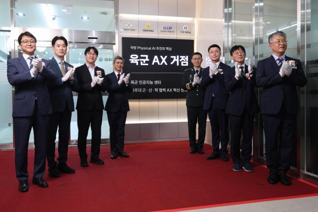 10월 12일 오후 판교 테크노밸리에서 열린 국방 AX 거점 개소식에서 강신철 국방부장관을 비롯한 참석자들이 현판 제막식 이후 기념촬영을 하고 있다사진국방부 제공