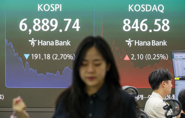 28일 오후 서울 중구 하나은행 본점 딜링룸 전광판에 코스피·코스닥 지수가 표시되고 있다 이날 코스피는 전 거래일보다 19118포인트270 내린 689974로 장을 마감했고 코스닥 지수는 210포인트025 오른 84658로 장을 종료했다 사진유나현 기자 shootingajunewscom