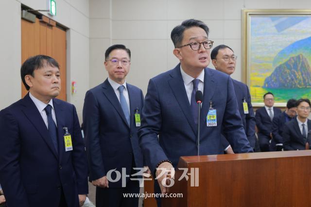 12일 국회 정무위원회 국정감사에서 왼쪽부터 김종화 SK에너지 대표 김창수 GS칼텍스 부사장 송명준 HD현대오일뱅크 대표 이건명 에쓰오일 부사장이 증인으로 출석해 있다 20261012사진유대길 기자 dbeorlf123ajunewscom