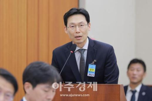 [포토] 답변하는 배기식 리디 CEO