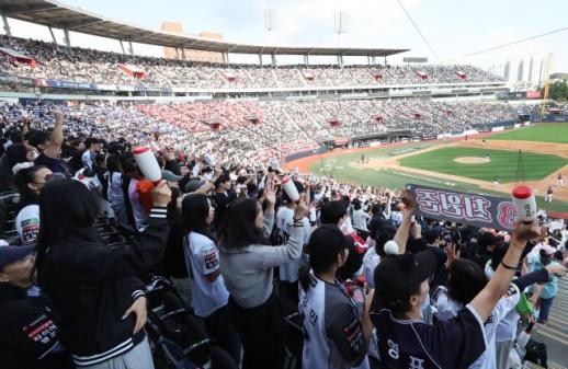 1200만 시대 활짝 연 프로야구…역대 최다 1277만 관중 신기록