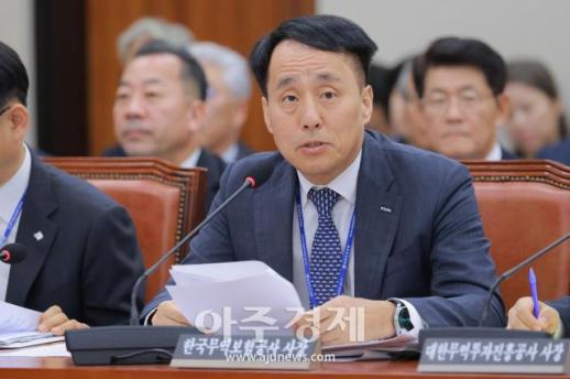 [포토] 답변하는 장영진 한국무역보험공사 사장