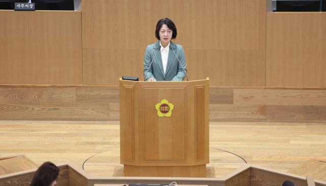 12일 오후 경기도의회 본회의장에서 열린 제394회 임시회 본회의에서 추미애 경기도지사가 발언을 하고있다 사진경기도
