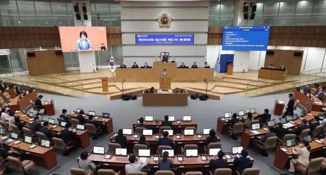 12일 오후 경기도의회 본회의장에서 열린 제394회 임시회 본회의에서 추미애 경기도지사가 발언을 하고있다 사진경기도