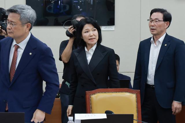 12일 국회 과학기술정보방송통신위원회 전체회의에서 위원장인 더불어민주당 송기헌 의원이 국민의힘 이진숙 의원을 방송미디어통신위원회 국정감사에서 배제하는 제척의 건 표결을 진행하자 이 의원 등 국민의힘 과방위원들이 항의하며 회의실을 떠나고 있다  사진연합뉴스