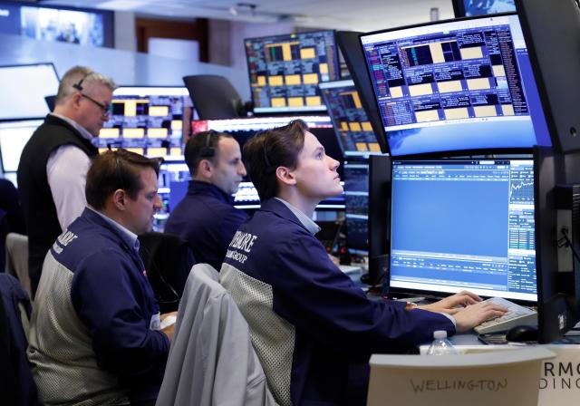 أسواق نيويورك تغلق على تباين وسط ارتفاع أسعار النفط وضعف أسهم شركات الرقائق الإلكترونية