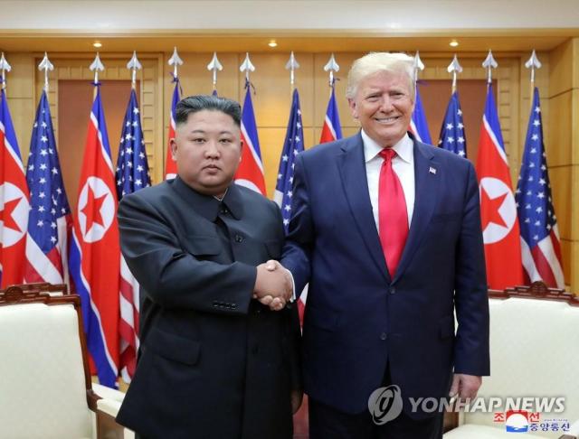 Lãnh đạo Mỹ và Triều Tiên gặp nhau tại Bàn Môn Điếm hồi tháng 62019
Ảnh Yonhap News