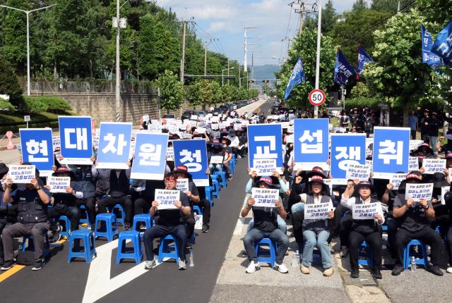 원청교섭 승리하자 현대차 전주공장도 총파업집회
    전주연합뉴스 나보배 기자  민주노총의 서울총파업 집회가 열린 15일 오후 민주노총 금속노조 전북지부 조합원들도 현대자동차 전주공장 앞에서 집회를 열고 현대차는 비정규 노동자들에 대한 원청교섭에 나서라고 구호를 외치고 있다 2026715