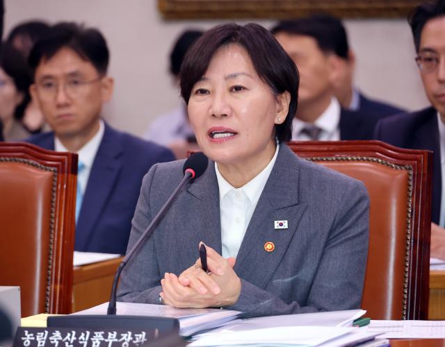 국감 답변하는 송미령 농식품부 장관
    서울연합뉴스 배재만 기자  송미령 농림축산식품부 장관이 7일 국회에서 열린 농림축산식품해양수산위원회 국정감사에서 여야 위원들의 질의에 답하고 있다 2026107