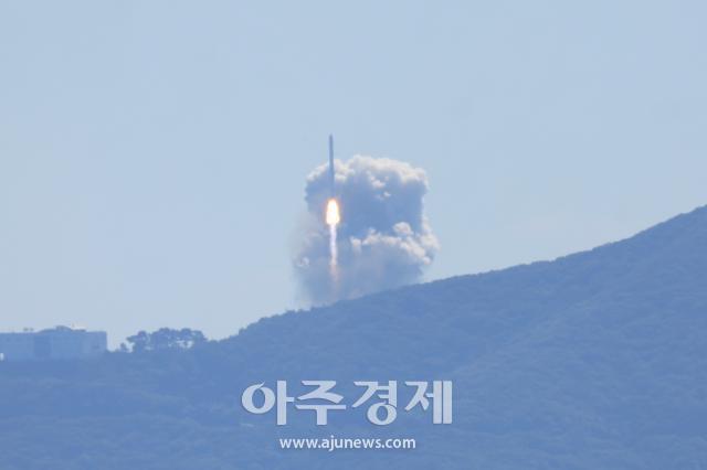 누리호 5차 발사일인 7일 오후 전남광주시 고흥 나로우주센터에서 한국형발사체 누리호가 발사되고 있다   누리호는 초소형군집위성 5기와 큐브위성 10기 등 탑재위성 15기의 분리를 모두 마쳤다 누리호는 이륙 약 17분 만에 마지막 큐브위성 2기를 분리하며 위성 사출 절차를 완료했다 20261007사진한준구 기자 jungu141298ajunewscom