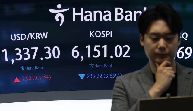 13일 오전 서울 중구 하나은행 본점 딜링룸 사진연합뉴스