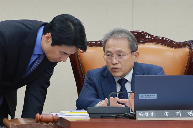 대화 나누는 과방위원장과 여당 간사
    서울연합뉴스 신현우 기자  12일 국회 과학기술정보방송통신위원회에서 열린 방송미디어통신위원회 등에 대한 국정감사에서 과방위원장인 더불어민주당 송기헌 의원과 간사인 같은 당 한준호 의원이 대화하고 있다 20261012
