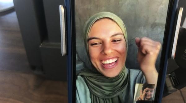 وثائقي يوثق حياة مصورة غزية توفيت في قصف إسرائيلي بعد دعوتها لمهرجان كان السينمائي