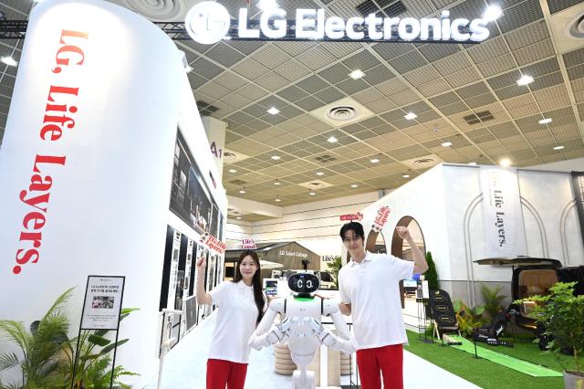 LG전자가 13일부터 나흘간 서울 강남구 코엑스에서 열리는 제57회 한국전자전에 참가해 가전 및 B2B 사업·기술을 선보인다 모델들이 LG전자 전시장 입구에서 홈 로봇 ‘클로이드CLOiD’와 함께 관람객을 맞이하고 있다 사진LG전자