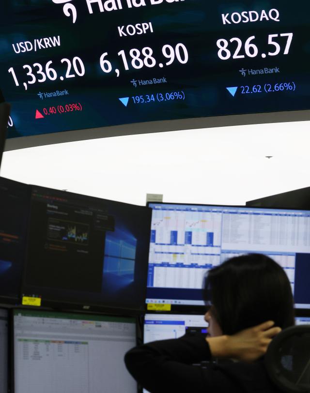  13일 서울 중구 하나은행 본점 딜링룸 전광판에 원달러 환율 코스피 코스닥 지수가 표시돼 있다 이날 코스피는 장 초반 2∼3대로 하락하며 5거래일 연속 하락세를 이어가고 있다  