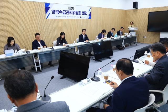 농림축산식품부는 지난 12일 양곡수급안정위원회를 열고 수확기 쌀 수급안정대책을 확정했다고 밝혔다 사진농림축산식품부