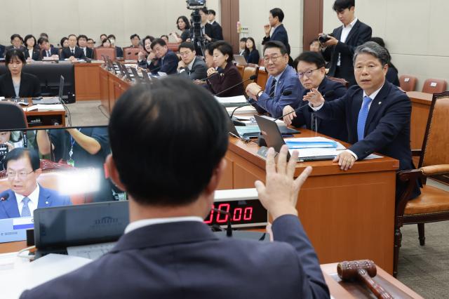 13일 국회 보건복지위원회에서 열린 식약처 등에 대한 국정감사에서 국민의힘 의원들이 붙인 손팻말과 관련해 위원장인 국민의힘 이만희 의원이 제지하지 않자 여당 간사인 더불어민주당 서영석 의원이 항의하고 있다 사진연합뉴스