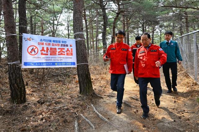 속초시 산불예방진화대 조기 배치… 가을철 산불 예방활동 총력 산불감시초소 현장 점검 사진속초시
