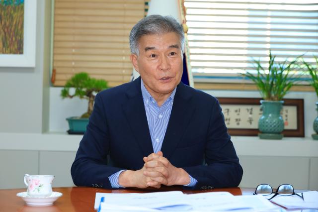 김현기 강남구청장이 지난 8일 취임 100일을 맞아 본지와 인터뷰하며 강남의 미래 구상을 설명하고 있다 김 구청장은 압구정 등 재건축과 AI·로봇 산업 K콘텐츠를 강남의 다음 100년을 이끌 세 축으로 제시했다사진