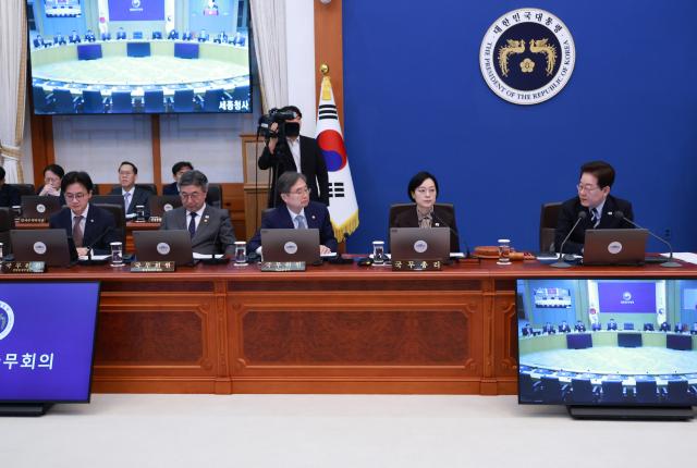 الحكومة تفرض إلزامية ربط البيانات بالذكاء الاصطناعي... تعزيز التعاون بين المؤسسات العامة والقطاع الخاص