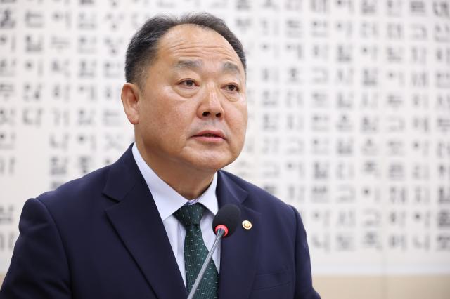 손인혁 헌법재판소 사무처장이 13일 국회에서 열린 법제사법위원회 국정감사에 출석해 기관 보고를 하고 있다 사진연합뉴스