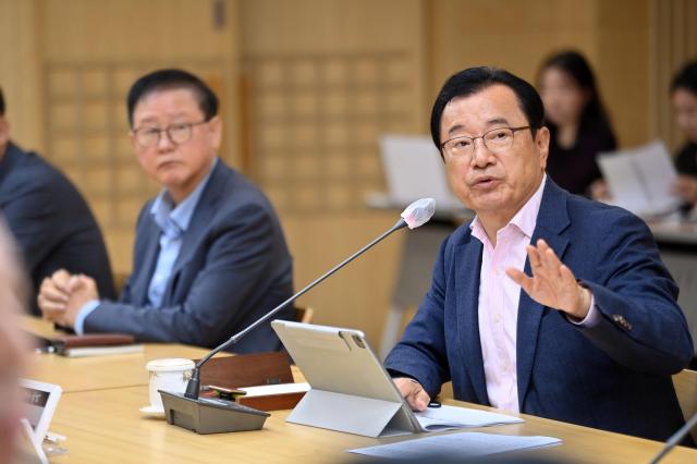 13일 오전 시청 상황실에서 개최된 국별 주요 핵심업무 점검 회의에서 이현재 하남시장이 하남시의 영유아 순이동지수NMI가 전국 229개 시군구 중 1위를 기록했다는 연구 결과를 언급하며 자녀를 둔 가족들이 체감할 수 있는 보육·돌봄·교육 정책 강화를 주문하고 있다  사진하남시