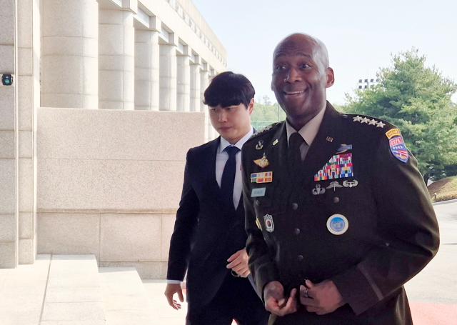 제이비어 브런슨 유엔군사령관겸 주한미군·연합사 사령관이 23일 강신철 국방부 장관을 만나기 위해 서울 용산구 국방부 청사에 도착하고 있다사진연합뉴스