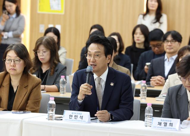 안민석 경기도교육감이 13일 오후 남부청사 2층 컨퍼런스룸에서 경기도교육청과 종교계 벽을깨는 상생협력 벽깨기 협약식을 하고있다 사진경기도교육청