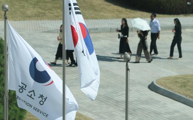 지난 8일 서울 서초동 공소청에서 관계자들이 이동하는 모습 사진연합뉴스