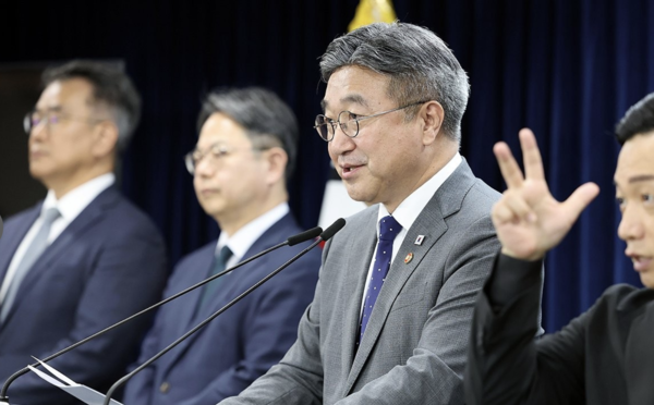 윤호중 행정안전부 장관이 13일 정부서울청사 본관 브리핑룸에서 2차 중앙행정기관 이전 세부계획을 발표하고 있다 사진연합뉴스