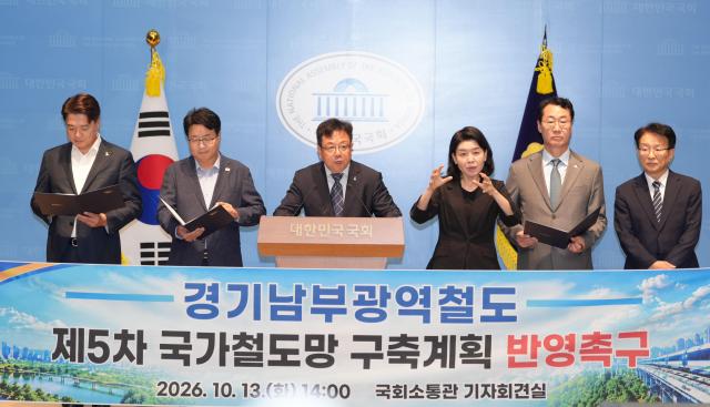 김현수 제1부시장이 기자회견문을 낭독하고 있다사진수원시

 