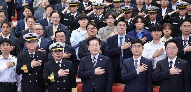 이재명 대통령이 13일 부산에서 열린 북극항로 시범운항 환영식에서 국기에 경례하고 있다 사진청와대통신사진기자단  
