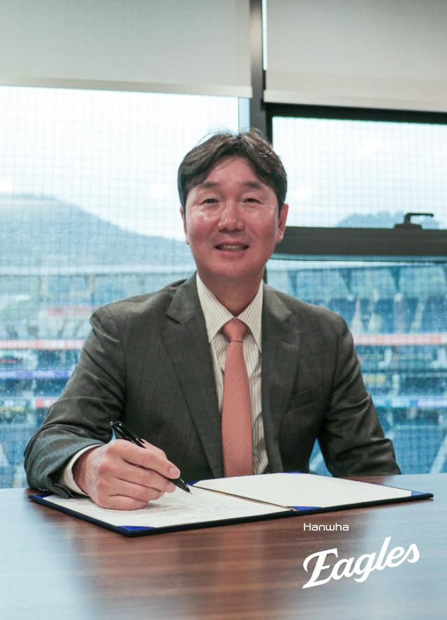 프로야구 한화 이글스가 15대 감독으로 류지현 국가대표팀 감독을 선임했다 한화 구단은 13일 류 신임 감독과 3년 총액 20억원에 계약했다고 발표했다 사진한화 이글스