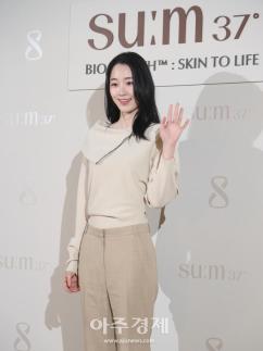 [포토] 원지안, 미소와 함께 손인사