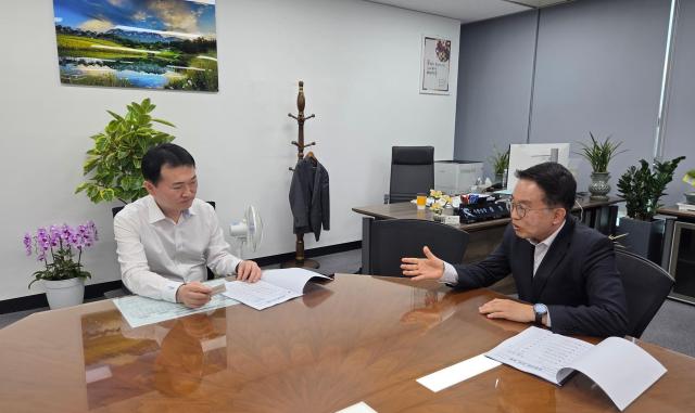 양충모 남원시장오른쪽이 13일 김명중 기획예산처 예산실장에게 현안사업을 설명하고 있다사진남원시