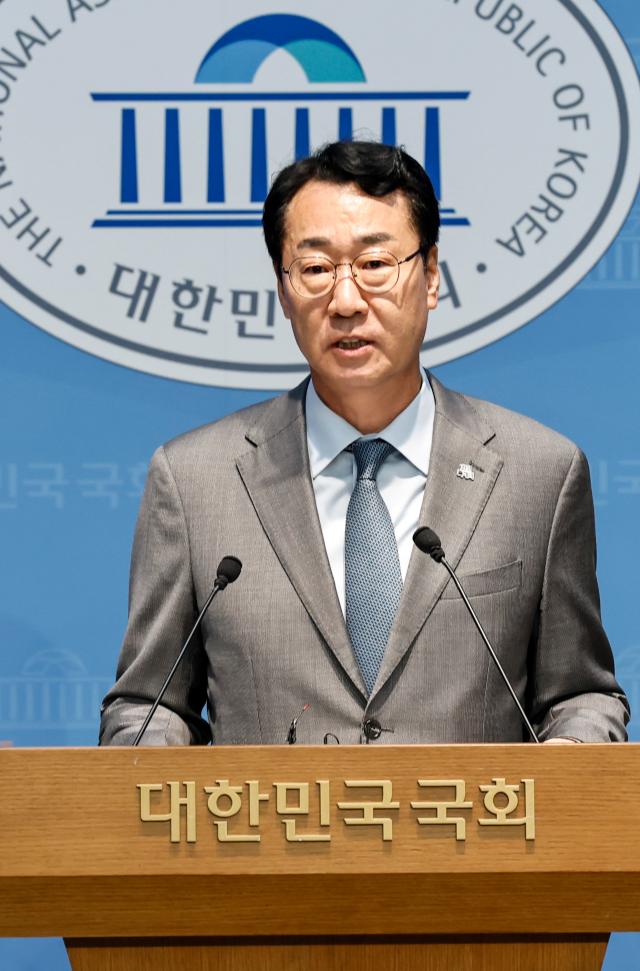 13일 국회 소통관에서 열린 경기남부광역철도 제5차 국가 철도망 구축계획 반영 촉구 공동 기자회견에서 정명근 화성특례시장이 발언하고 있다 사진화성시