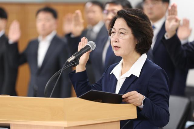 추미애 지사가 13일 경기도청 율곡홀에서 열린국회 행정안전위원회 국정감사에서 선서를 하고 있다 사진경기도