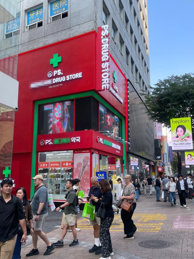 서울 중구 명동 대형 약국 앞으로 외국인 관광객들이 지나가고 있다 사진이효정 기자