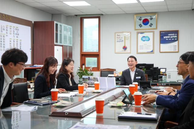 최현덕 시장이 진접읍 현황보고를 받고 지역 주요 사업과 시민 건의사항의 처리 상황을 점검하고 있다 사진남양주시